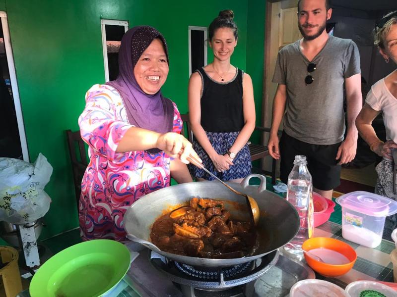 Cuisiner chez l'habitant dans le Sarawak à Bornéo