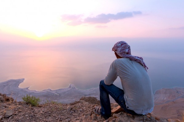 Le lever du soleil sur la Mer Morte, quelque part en Palestine...