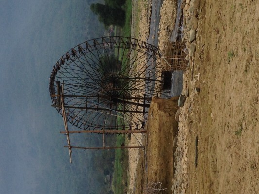 Roue à eau qui alimente les rizières et les villages